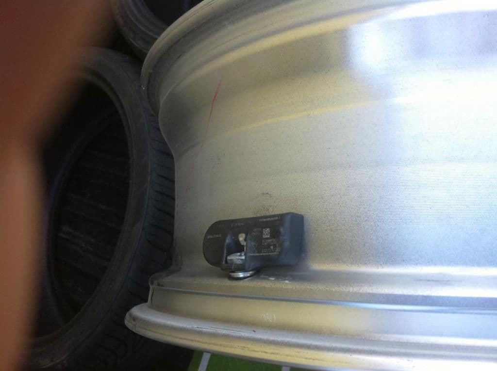The TPMS mounted to the rim is read wirelessly by a receiver on the car