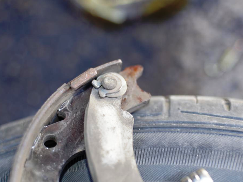 Circlip securing brake cable arm to brake shoe
