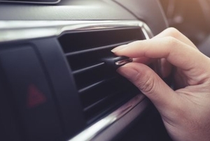 hand adjusting car AC
