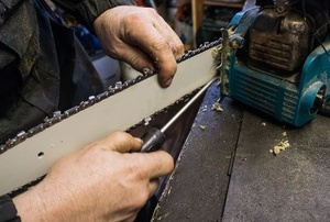 hands working on chainsaw