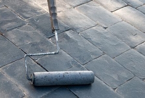 roller coating concrete cobblestones with sealant