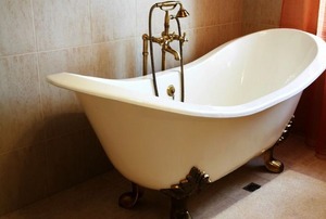 clawfoot tub