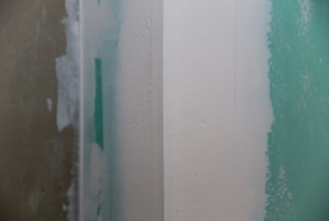 A crisp outside corner of drywall covered in joint compound.