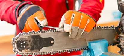 Putting A Fallen Chain Back On A Chainsaw Doityourself Com