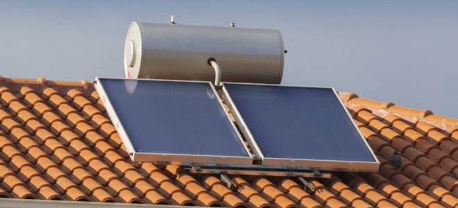 panele słoneczne na dachu z dachówki