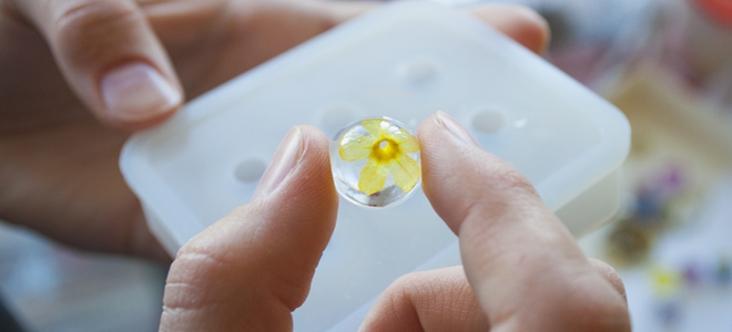 A woman holds resin.