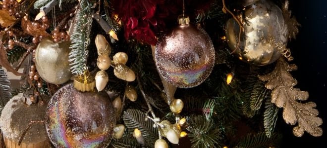 How to Trim a Christmas Tree, Trimming a Christmas Tree