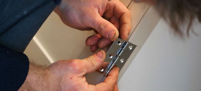 Adjusting a door hinge