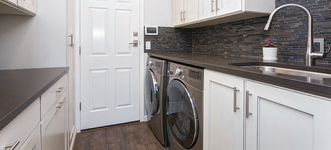 A laundry room with washing and drying machines.