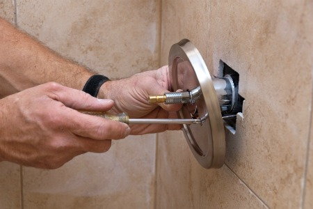 Repair Your Leaky Single Handle Shower Faucet Doityourself Com - How To Fix A Leaky Bathroom Tub Faucet Single Handle