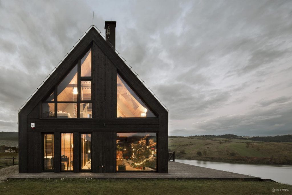 An HOLA-designed black mountain cottage in Poland. 