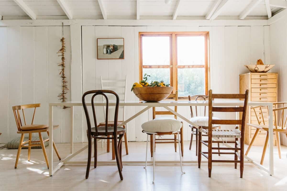 This California Cool dining space may seem mismatched at first, but there's no denying the aesthetic's homey charms. 