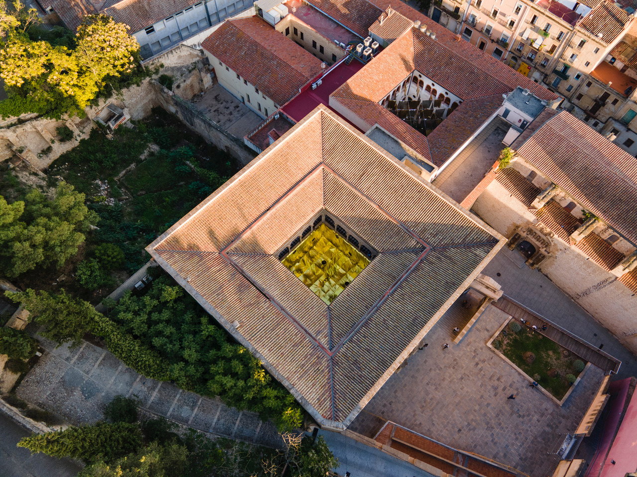 Aerial view of the Gold Digger installation inside the Patio de Sant Jordi and Sant Doménech.
