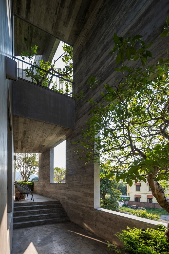 Large walkways run through the space between the villa's two facades, allowing the residents plenty of room for outdoor activities.