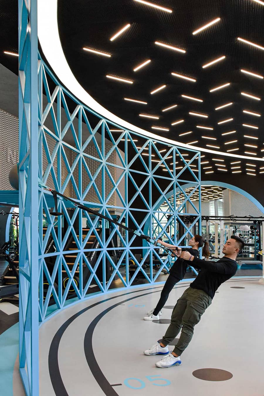This blue lattice training wall not only boosts MFIT SPACE 01's modern aesthetic, it also provides the perfect support for exercise.