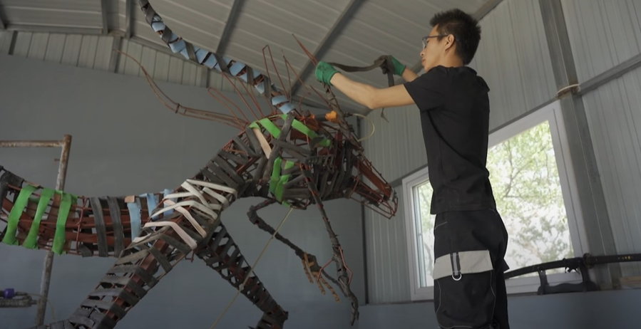 Shengge wrapped the Alien King's skeleton in wire to support the bike tire and inner tube components.