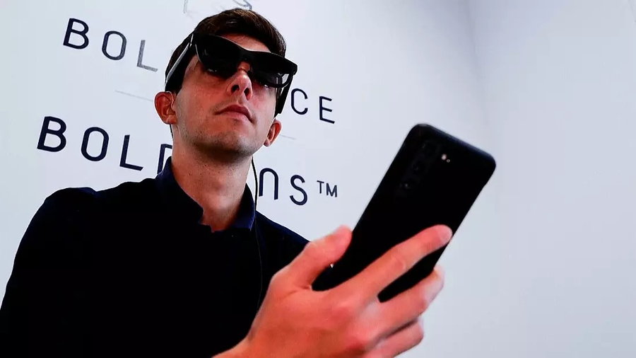 Deaf man uses XRAI Glass in tandem with his smartphone.