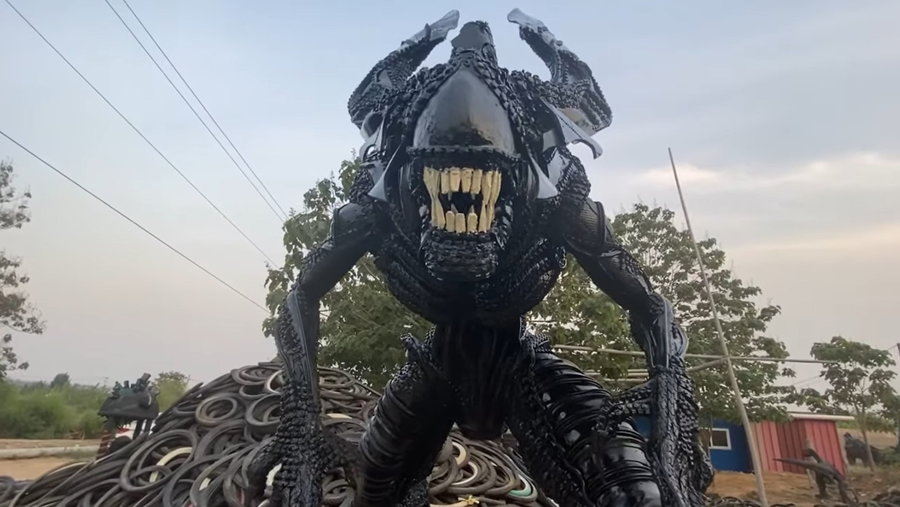 Youtube artist Cao Shengge recreated a larger-than-life version of the Xenomorph from the Alien series using just bicycle tires and inner tubes.