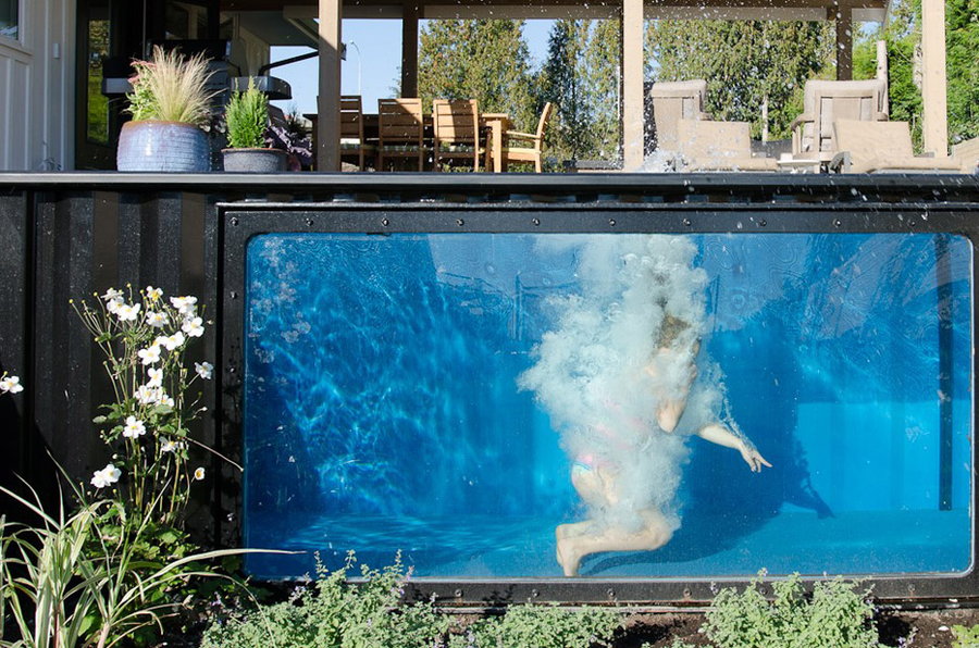 A transparent panel built into the side of this container pool gives you a clear view of a fun underwater world. 