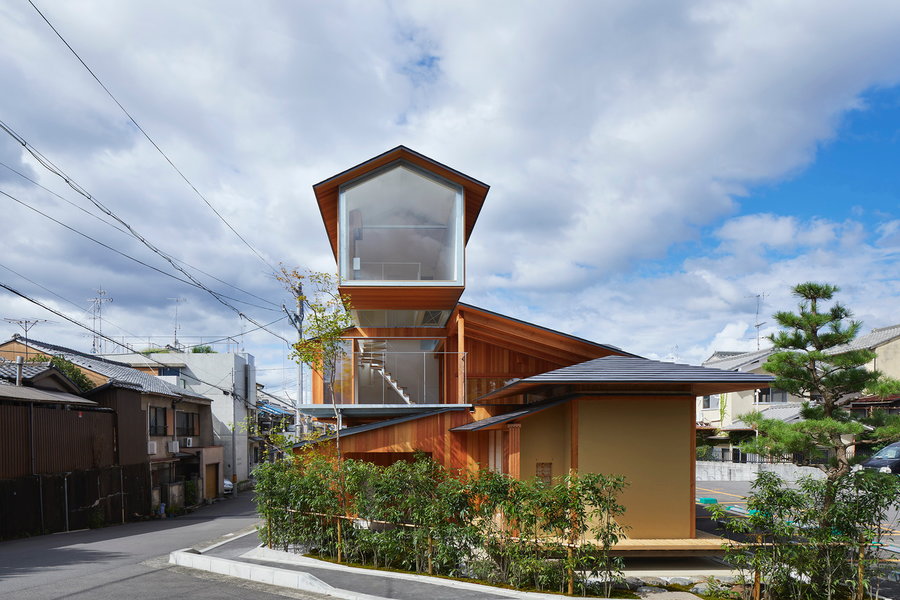 Front exterior view of the House in Shimogamo, with the top-floor cantilevered observation deck on full display.