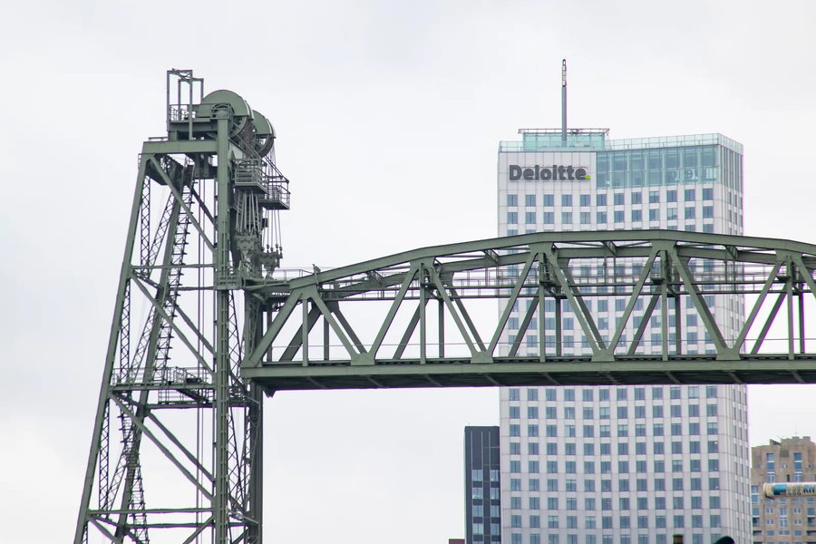 A closer look at the top of Rotterdam's Koningshaven Bridge, which would have had to be dismantled to make way for Bezos' yacht. 