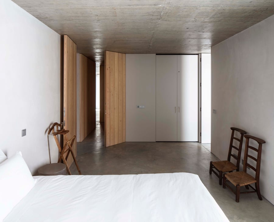 As with the rest of the interiors, the Casa na Terra's are all concrete and natural wood. 