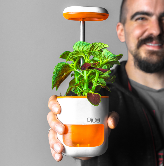 The PICO all-in-one smart planter not only waters your plants on time, it also features an LED grow light that grows with your plants!