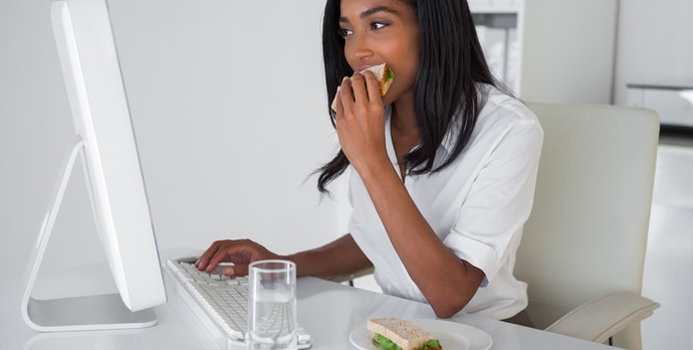 5 Reasons You Shouldn T Eat Lunch At Your Desk Nutrition Tips