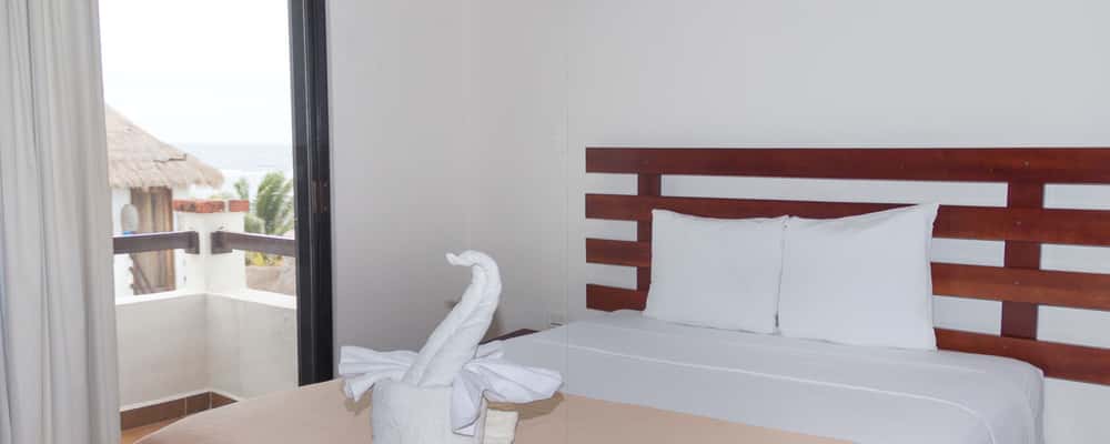 "Standar Plus Room"
1 Queen size bed.
TV, Sky, air conditioner, fridge, safe-deposit box and fan.