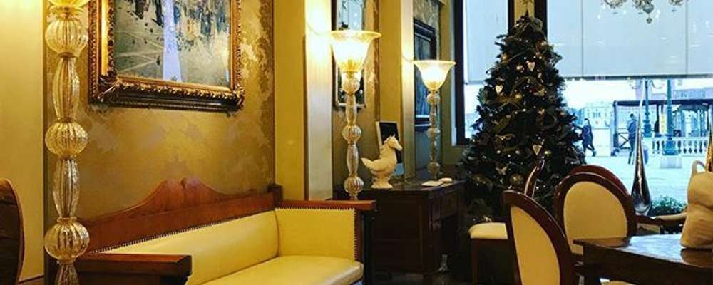 Un dimanche à Venise sous la neige @londrapalace ?????????? #xmastree #xmasmood #londrapalace #relaischateaux #venice #venezia #interior #decor #biedermeier #romantic #snow #muranoglass #luxuryhotel #ending2017 #londrabar
