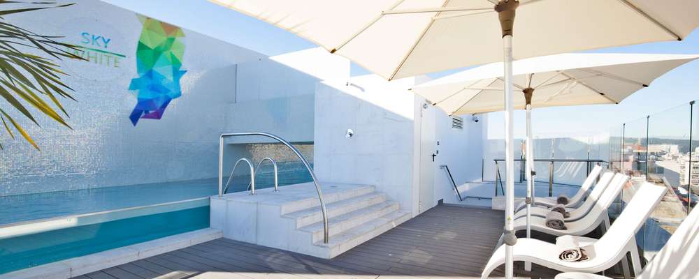 Swimming pool on roof terrace Swimming pool on roof terrace