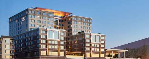 Hotel perched 50 feet from the edge of Lake Washington with views of Seattle, mountains and the lake.