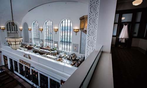 I spy with my little eye a fabulous wedding dress in a beautiful train station.
•
•
•
photo: @justinhankins