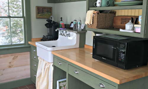 The "Nantucket cottage" kitchen is perfect for a long weekend or weekly stay.  Choose from the B+B option or as a self-catering vacation rental