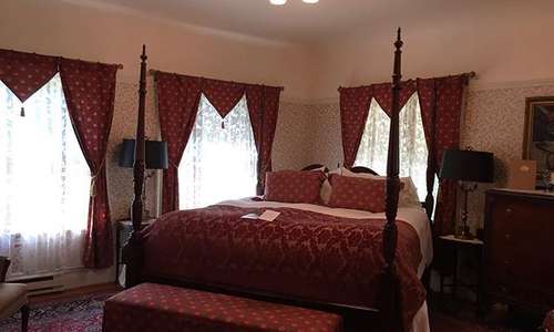 My home away from home for a few days! Thank you Portland's White House for the room upgrade! @portlandswhitehouse
#portlandswhitehouse #bandb #portlandoregon #Portland #bedroom #antiques #homeawayfromhome #favoriteplace #pnw