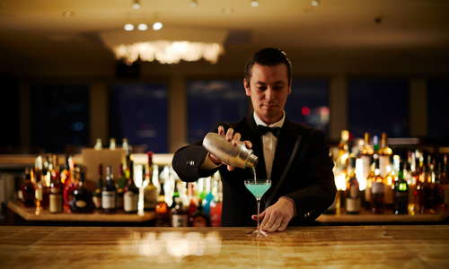 With a panoramic view of Tokyo at sky lounge Aurora, our renowned bartenders serve a wide range of tantalizing cocktails
