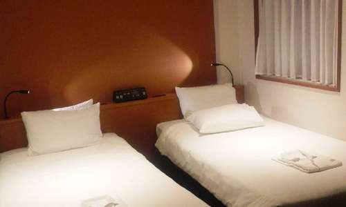 A new day, a new city ???? We have arrived at our Tokyo hotel ???? Nighty night ???? #lullumutrejser #lullumutijapan #tokyo #japan #hotelroom #thebakasaka #thebakasakahotel #nordsjællandbloggers #bloggersbyheart #dkblogs #blogdk