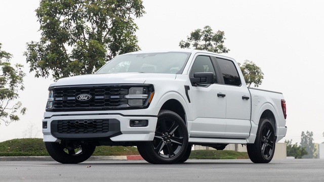 Ford F-150 Lobo in white