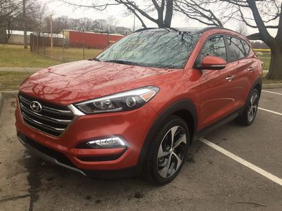 2016 Hyundai Tucson Limited AWD front 3/4 view