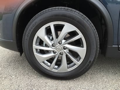 2015 Nissan Rogue SL AWD alloy wheel detail