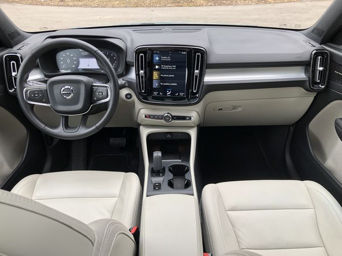 2019 Volvo XC40 T5 AWD Momentum 