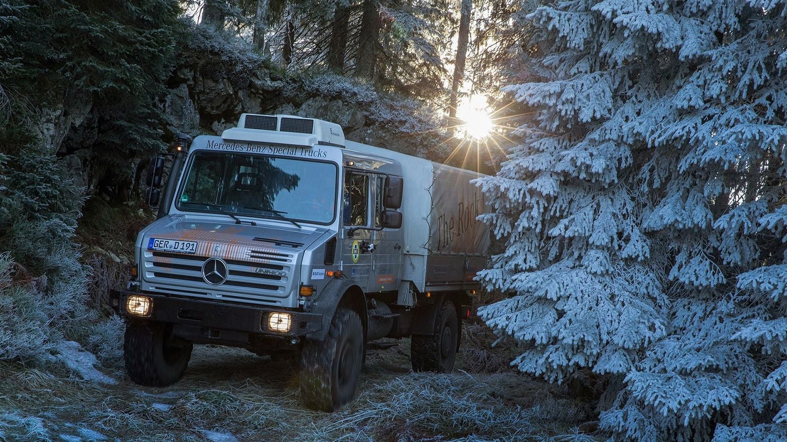 Two awesome Mercedes-Benz Unimog trucks set a new altitude world
