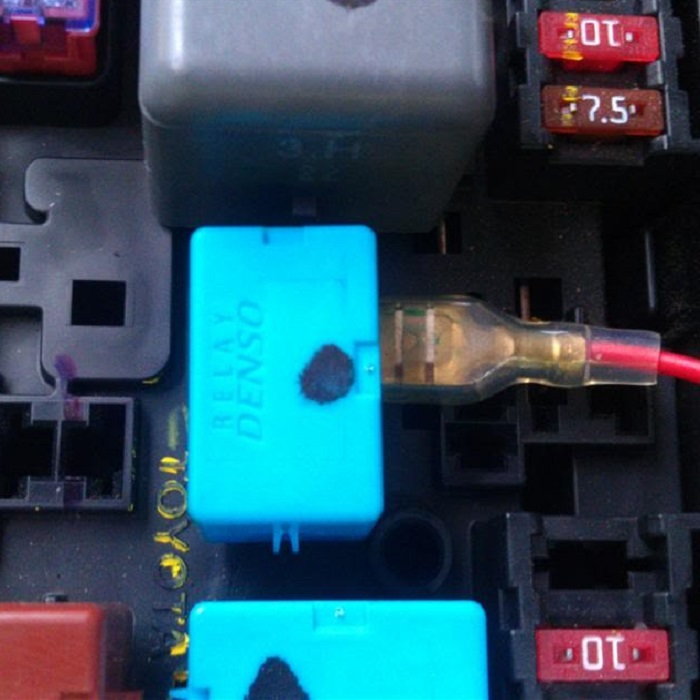 Attaching female connector to fuse box