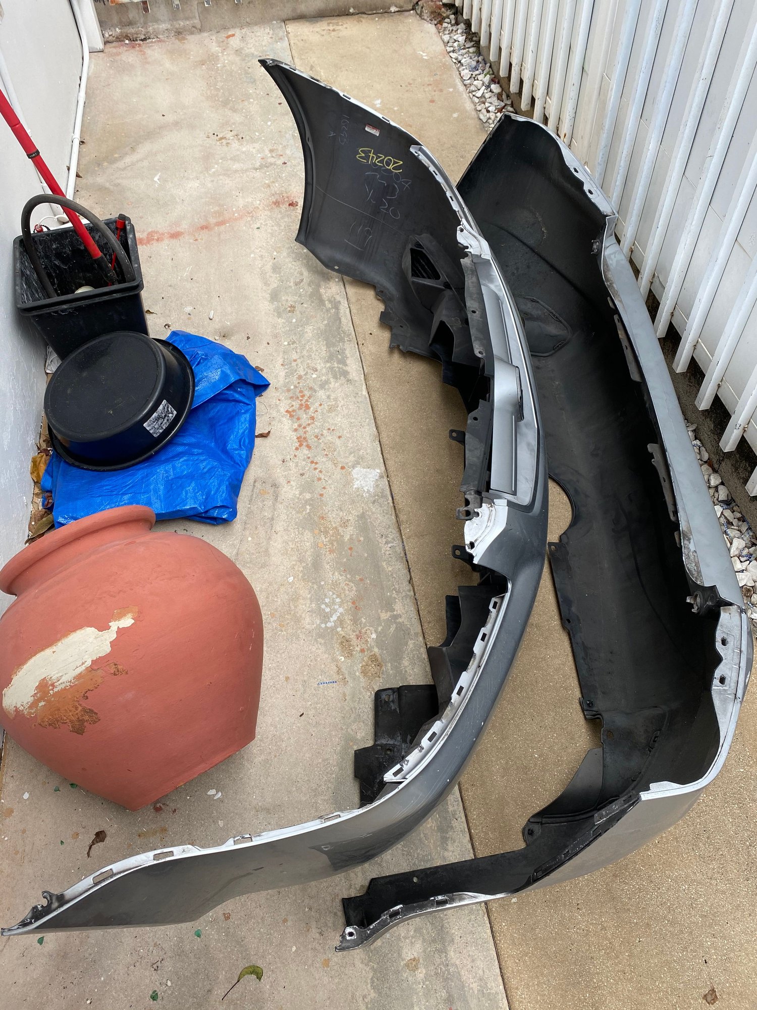 Exterior Body Parts - SOLD: 04-06 TL Front bumper with grille and bumper plugs - Used - 2004 to 2006 Acura TL - Miami, FL 33126, United States