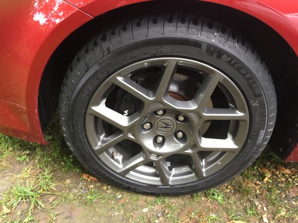 Comes with (4) Four  235/45R17 Michelin Primacy Tour A/S tires, with less than 1,000 accrued miles on them.  THERE IS NO CURB RASH on any of the wheels.