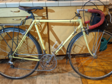 This frame has looked like this since around 1970 when the then-owner had it painted this pale yellow. Fenders and SPD pedals date from 2000-something, seat dates from 2020(?)