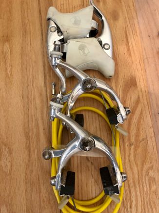 This is what I am planning for brakes. These are 2nd gen C Record levers, paired with Chorus monoplane brakes. To my knowledge, Chorus was the highest level monoplaner calipers. I think one way to distinguish them is both sides of the caliper are in the same plane (thus monoplaner) rather than one in front of the other. The slotting is very unique