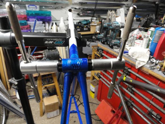 The Loto had some serious rust pitting on the lower side of the BB and got repainted so a good cleaning of the threads was in order before installing a bottom bracket.   
