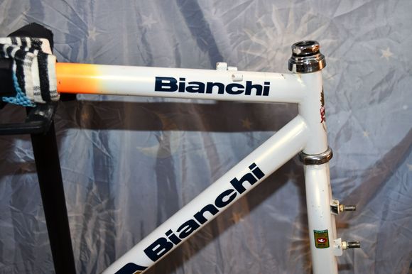 Unfortunately the top cable guide is broken but it never bothered me nor the function of the bike.
