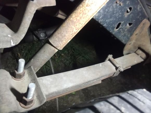 Top of rear leaf spring, looking forward. This area is a large enough pocket to put the traction bars on top here. 